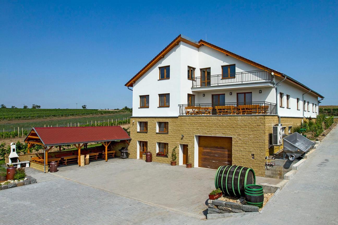 Vinarstvi & Penzion Knapek Strachotin Hotel Екстериор снимка